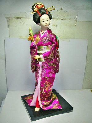 aaL皮商旋.已稍有年代高約31公分日本傳統服飾識藝妓娃娃!--保存良好當擺飾佳!/5廳保險箱上/-P