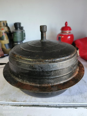 【二手】***朝鮮族老鑄鐵鍋一款。鍋底是平的。品相非常好，輕微的帶點792【李掌櫃】