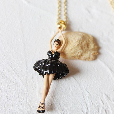 【MOMO全球購】法國Les Nereides琺瑯首飾品 黑天鵝羽毛芭蕾舞女孩項鏈 可愛氣質