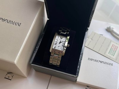 EMPORIO ARMANI 長方型白色錶盤 銀色不鏽鋼材質 羅馬數字 石英 女士手錶 AR0146
