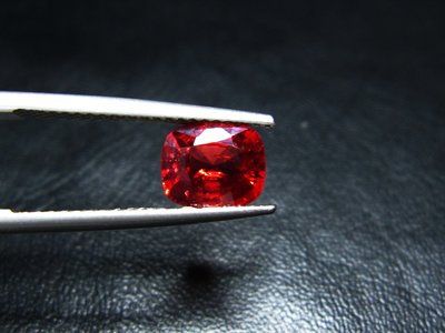 紅色尖晶石 Spinel 超強紅螢光反應 絕地武士 枕形 1.5 克拉【Texture &amp; Nobleness 低調與奢華】