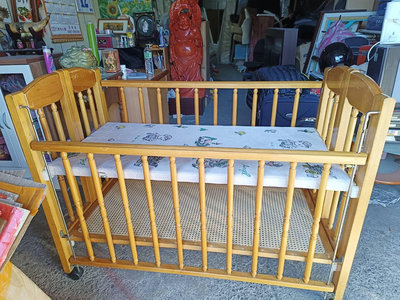 原木折合床 嬰兒床 木床 大床4.2尺 長128*寬66*高98cm 原木嬰兒床 遊戲床 附兩個床板-門檻可調高低