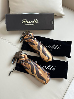 來自傳說一年只生產三萬把的意大利 手工制傘品牌Pasotti*。今夏最美雨傘☂️