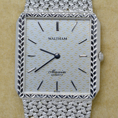 《寶萊精品》WALTHAM 華生銀白方長型石英男子錶