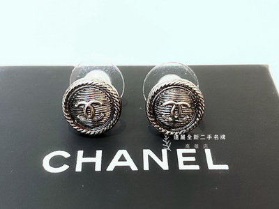 高雄店 遠麗全新二手名牌館~K6500 Chanel 霧銀螺紋圓形雙C耳針耳環