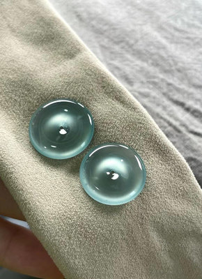 【翡翠坊】天然A貨緬甸玉～頂級玻璃種的天空藍平安扣，這對確實種水又是一眼便長在心巴上的那種。