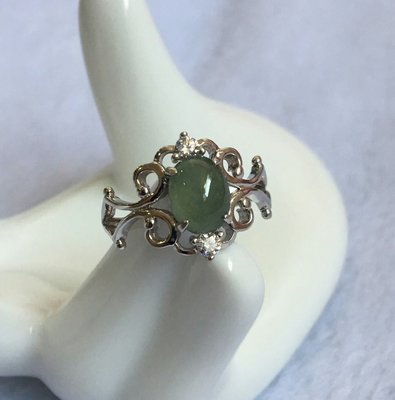 珍奇翡翠珠寶飾品-戒指系列-冰飽水起光翡翠戒指。搭配925銀白k設計感十足戒台。高雅迷人（活圍戒台）