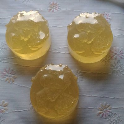 蜂蜜MP皂   添加高品質蜂蜜、植物精油，無化學香精和人工色素;不挑款每塊重約80g（醒目薰衣草精油&檸檬精油擇一）