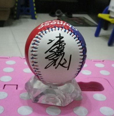棒球天地--特價中---巴爾的摩金鶯 馬林魚 陳偉殷 簽名新版國旗浮雕球.字跡漂亮
