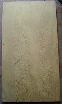 台灣紅檜木整塊板，若裁掉有釘孔及拼接之四邊，尺吋約為69*126cm,1.7cm厚，可免費代為裁切。