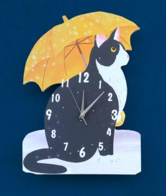 13910A 可愛貓咪撐傘造型時鐘 創意賓士貓小貓圖樣壁掛鐘牆鐘時鐘數字簡約掛鐘居家咖啡廳裝飾鐘擺設禮物