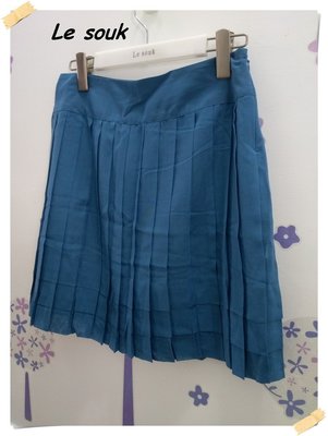 免運。日本製Le souk【全新專櫃商品】海藍色 優雅時尚款純色層次感裙襬混紡毛料百摺短裙。 38號