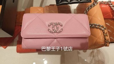 【巴黎王子1號店】香奈兒 AP0953 Chanel 19 粉紅色 中夾 口蓋中夾 ~ 預購