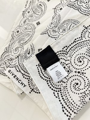[ RainDaniel ] GIVENCHY 法國高級時裝品牌 幾何圖騰印花方巾