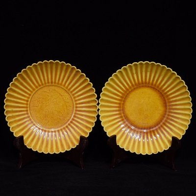 明弘治黃釉鶴紋菊瓣盤，高3.5cm直徑17.8cm，編號4 瓷器 古瓷 古瓷器
