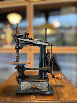 美國 1896 年 Smith &amp; Egge Little Comfort 鍊條傳動迷你縫紉機