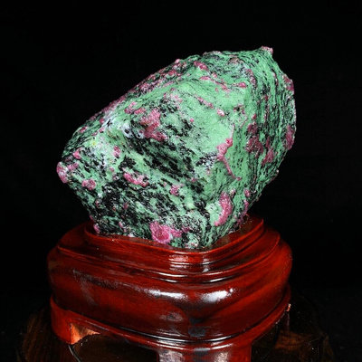 原石擺件 奇石擺件 緬甸紅綠寶 天然原礦帶座高16×13.5×7公分 重2.3公斤 編號450228