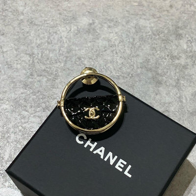 Chanel 胸針 別針 金圈圈 黑色包包 《精品女王全新&二手》