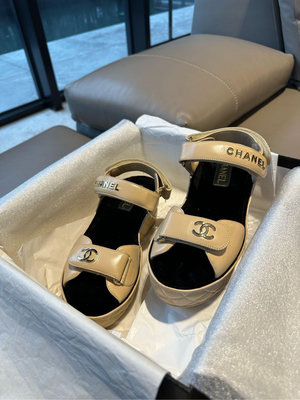香奈兒 Chanel 厚底 增高鞋 女款 涼鞋  溫柔奶茶色，整體 95新、短暫使用就收藏 外觀完好 經典菱格紋 真皮 附件：紙卡 鞋盒
