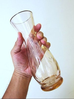 日本老玻璃瓶玻璃花瓶花器玻璃工藝品手工玻璃藝術品雕刻花淡琥珀色【心生活美學】