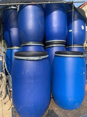 乾淨藍色塑膠桶.桶身120L升