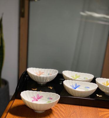 日本香蘭社，貝殼紋元寶型花紋五客碗，一口價是一套五只的價格.