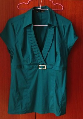 （出清） 全新 紐約品牌 Express Design Studio 藍綠色 V領百摺(百摺剪裁為特殊專有的設計）短袖衫，尺寸M