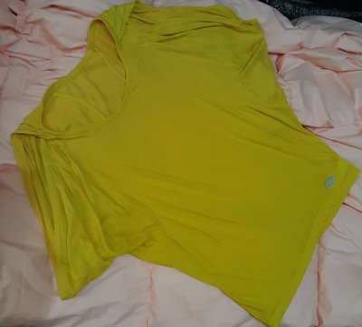《凱莉屋》清衣櫃大降價~全新Skechers專櫃斷貨款超好看蝴蝶袖上衣-黃色S號