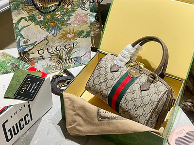 【二手包包】牛皮  送小木梳Gucci  波士頓 枕頭包 最新系列 這個款復古韻味特別濃，內里上身效果也超 NO131256