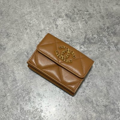 Chanel 19 Mini 三折短夾 焦糖 金釦 《精品女王全新&amp;二手》
