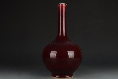 清乾隆-祭紅釉長頸瓶高度40cm，口徑4.8cm，肚徑23cm，底徑12.3cm。-49225