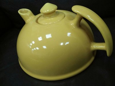 陶瓷茶壺，生活工場陶瓷茶壺，黃色，造型獨特，可當擺飾品