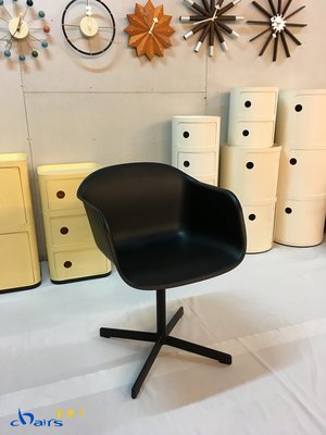 【挑椅子】北歐簡約 有扶手 可旋轉 塑料椅 塑膠椅 餐椅 書桌椅。黑色。(復刻品) 580-2
