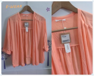 特價。E-WEAR【全新專櫃商品】橘子色 甜心百搭款純色蕾絲花邊下襬開襟寬幅反摺連袖棉外套。F號