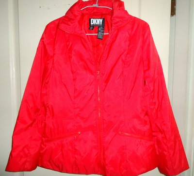 DKNY 韓國製亮紅色羽絨外套,90%鵝絨,尺寸P,肩寬42.cm胸寬46.5.cm,少穿極新降價大出清