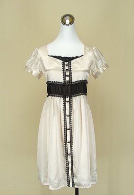 ◄貞新二手衣►NICE CLAUP 日本 珍珠白羅馬領短袖蕾絲緞面洋裝M號(77385)