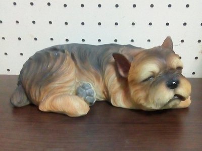 【浪漫349】貨樣品 單個價 21cm 小憩休息睡覺的約克夏 狗雕塑模型 波麗材質