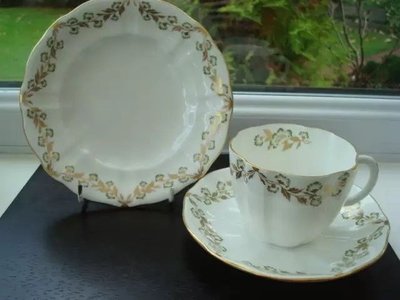 【達那莊園】英國製骨瓷器 Royal Crown Derby皇冠德比瓷 green flowers系列 茶杯盤三件組