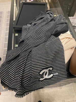 Chanel 2面用黑銀色圍巾 預訂接單 $3xxxx