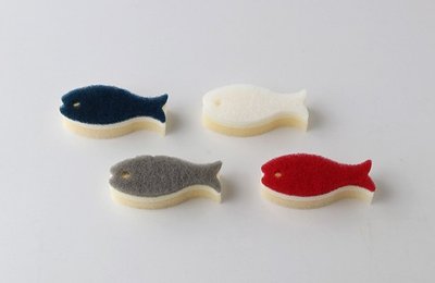 日本製 MARNA 小魚造型菜瓜布 三層構造 海棉菜瓜布 洗碗海棉-藍色/灰/酒紅色/黃色 多款顏色可供挑選 現貨供應