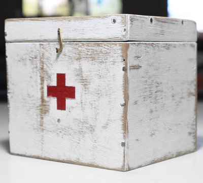 二手仿舊稀少絕版收藏 復古懷舊 Loft 鄉村風 小型木頭材質木製醫藥箱醫療箱藥品箱盒 陳列道具場景