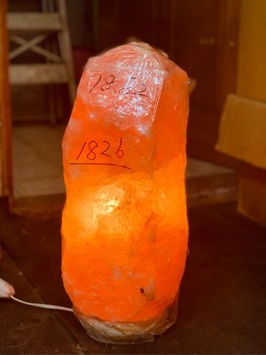 ㊣玄呈 鹽燈㊣曠世奇鹽藝術鹽燈18-1kg↘＄4980元#1826靈性之石-深層礦 玫瑰水晶鹽燈 產地直銷 開運招財消磁