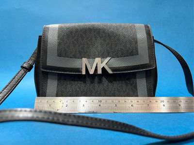 MK Logo 斜背小包（女用，二手品）