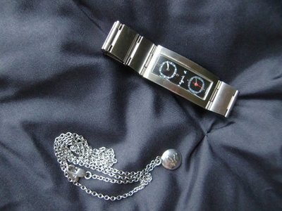 agnes b. 女錶 真品 時尚雙時鐘錶盤設計 不鏽鋼腕錶 強化耐磨礦石玻璃鏡面 + agnes b. 項鍊