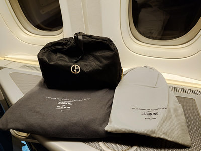 長榮航空EVA AIR皇璽商務艙 Giorgio Armani全新日式榻榻米圖紋軟式過夜包+睡衣+拖鞋