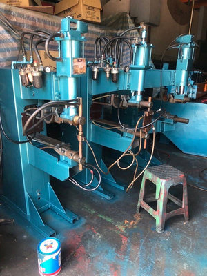 世鑫油壓中古機械設備買賣 足式氣壓電焊機 狀況佳！！