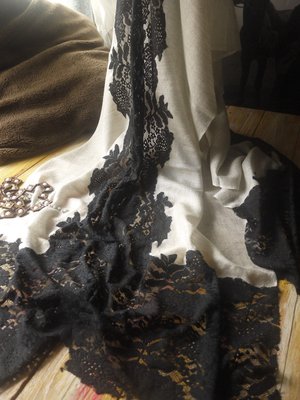 【喀什米爾 蕾絲 圍巾 披肩：典雅淺米灰+感性黑蕾絲】Cashmere 鑽石織紋 低調奢華浪漫極品