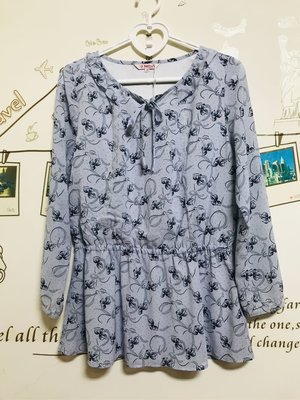 百貨專櫃Betty’s原價2680元（M)水藍花卉條紋蕾絲蝴蝶結領縮腰上衣