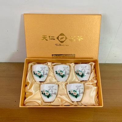 早期收藏 天仁茗茶的茶花浮雕杯組。