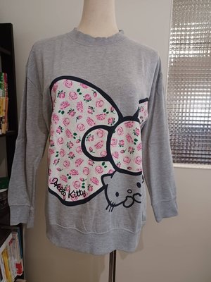 Hello Kitty 三麗鷗 ♥ 日本品牌 ♥ 灰色素面 KITTY花卉蝴蝶結 長袖上衣